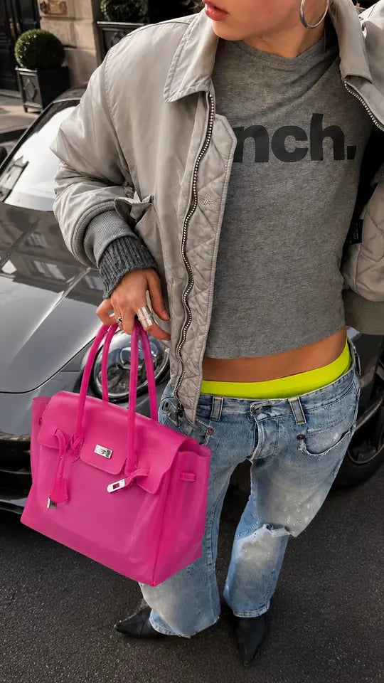 Un sac jelly Cherry Blush en ville