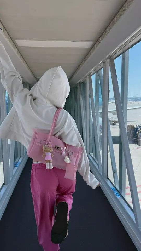 Un sac jelly Cherry Blush à l’aéroport
