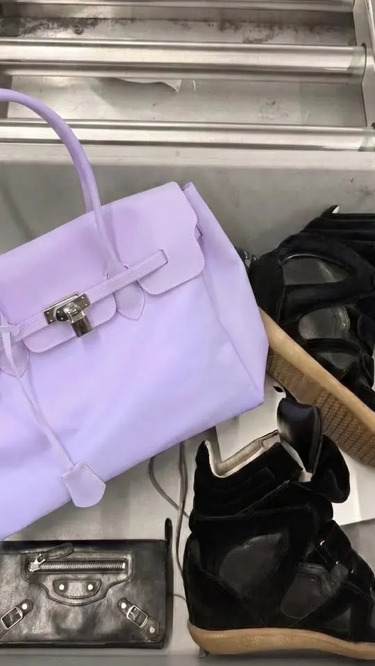 Un sac jelly Lilac posé sur un bac de contrôle