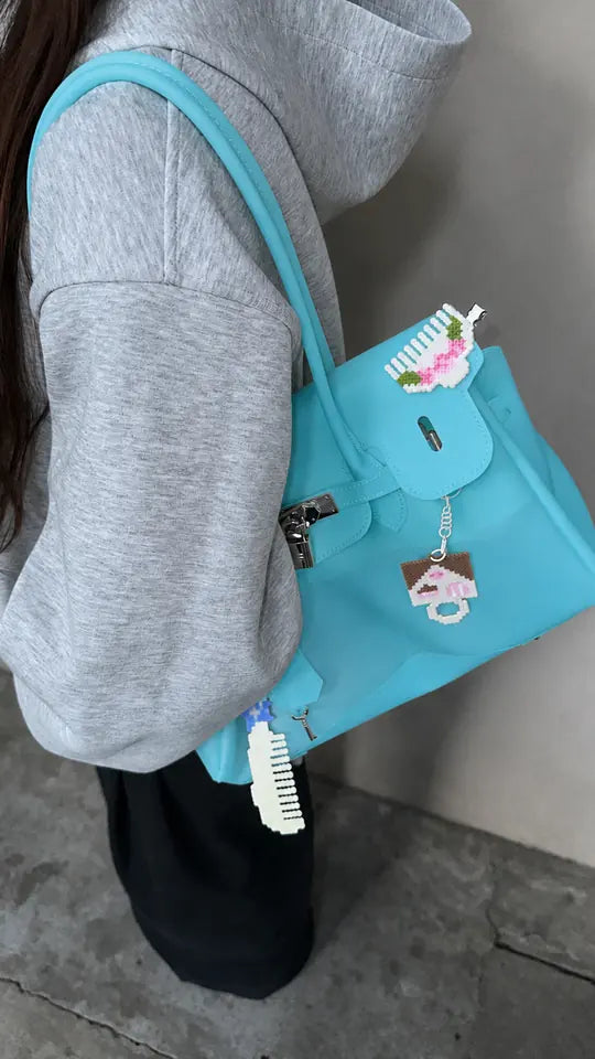 Un sac jelly Lagoon porté à l’épaule