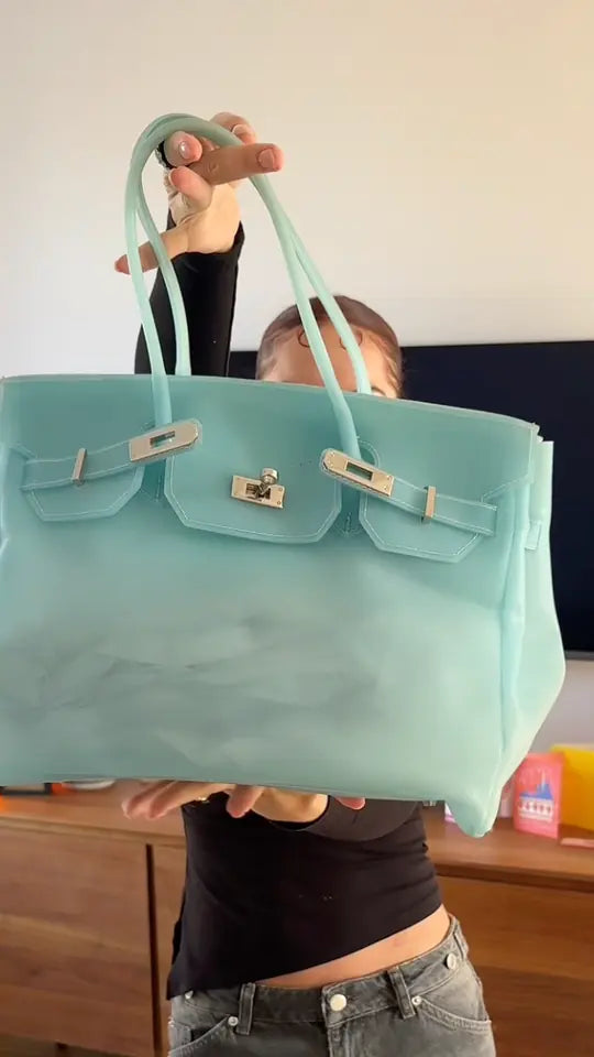 Un sac jelly Mint tenu à deux mains