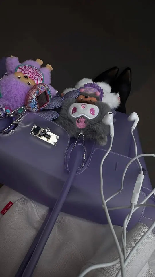 Un sac jelly Lavender chargé de charms